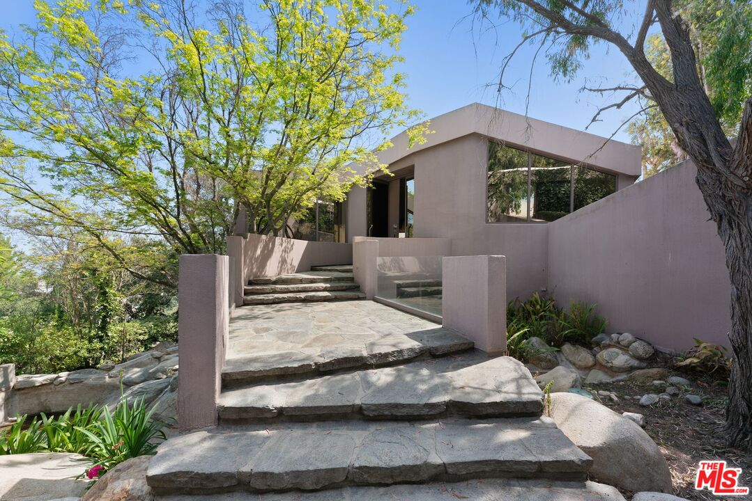 13335 Mulholland Dr