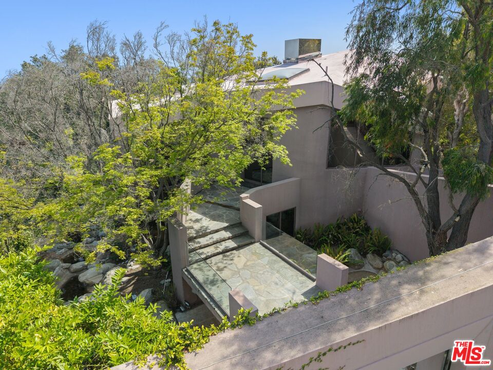 13335 Mulholland Dr