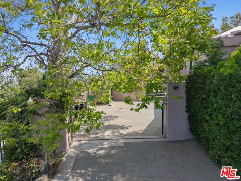 13335 Mulholland Dr