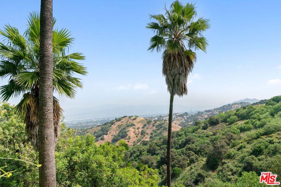 13335 Mulholland Dr