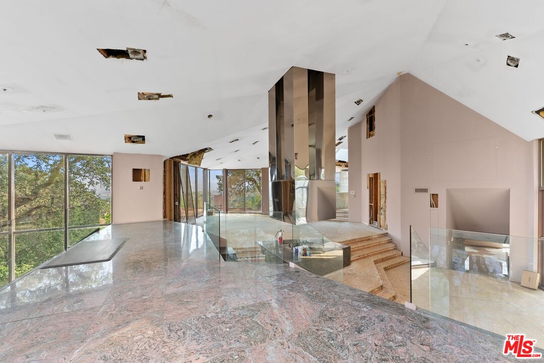 13335 Mulholland Dr