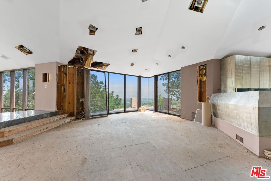 13335 Mulholland Dr