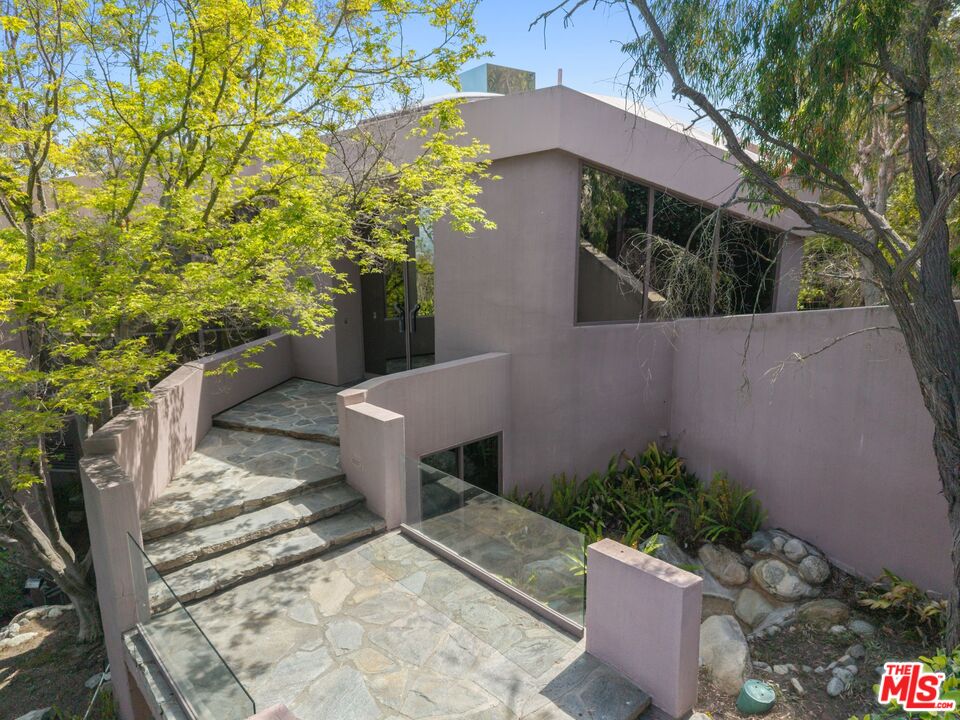 13335 Mulholland Dr