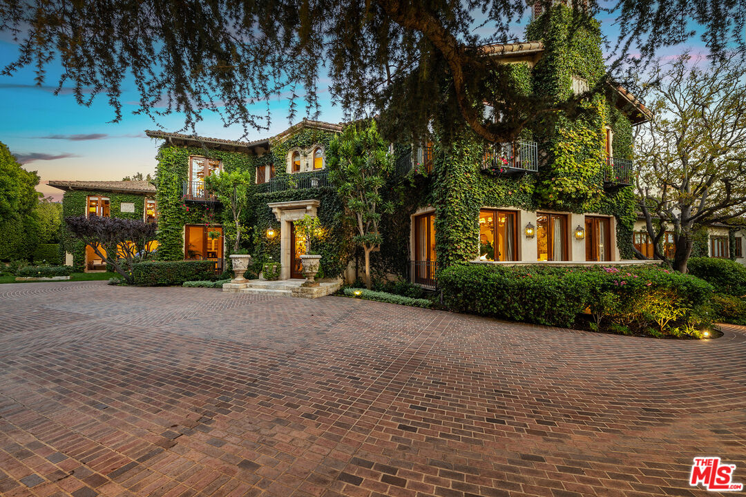 1550 Amalfi DR