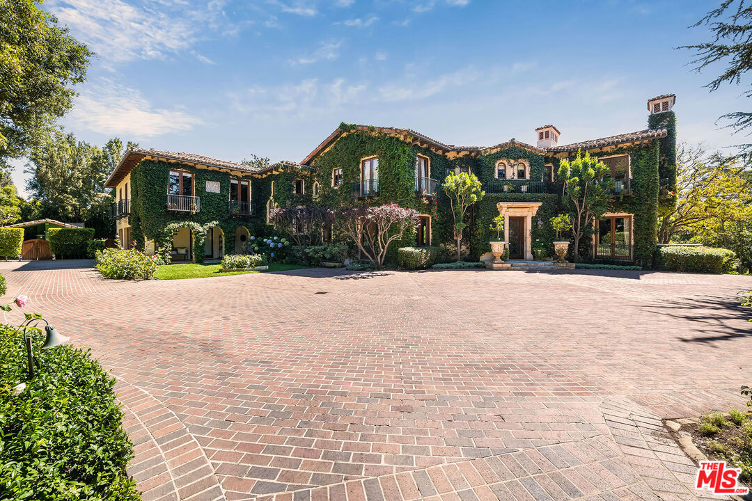 1550 Amalfi DR