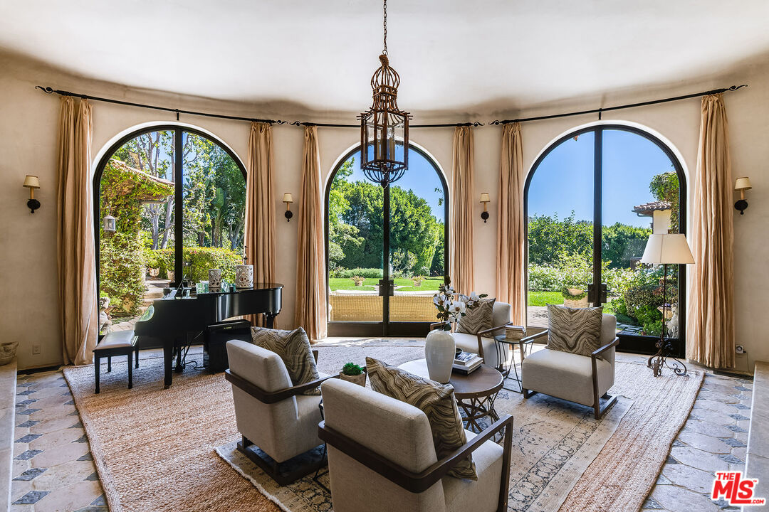 1550 Amalfi DR