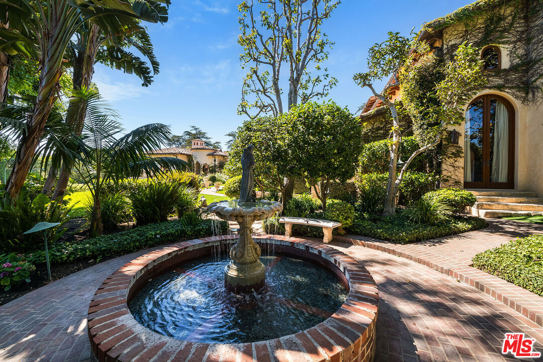 1550 Amalfi Dr