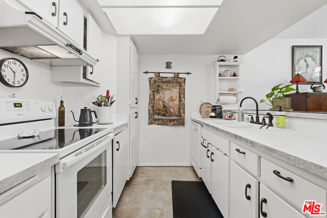 906 N Doheny Dr Unit: 221