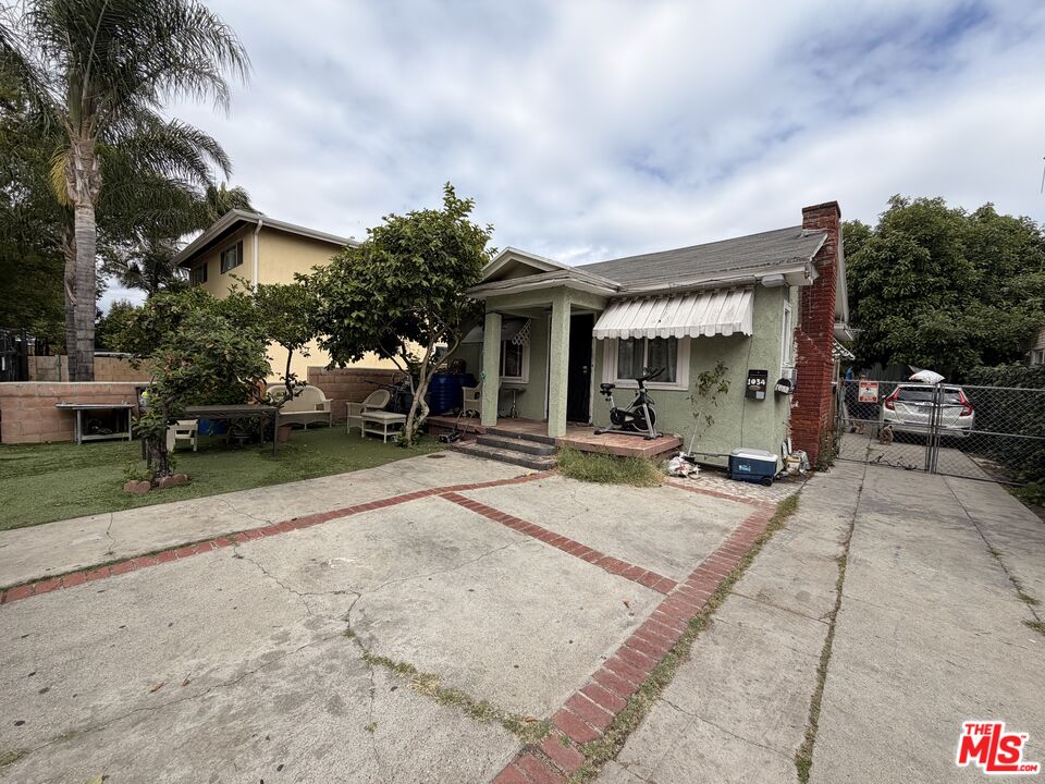 1032 N Ridgewood Pl