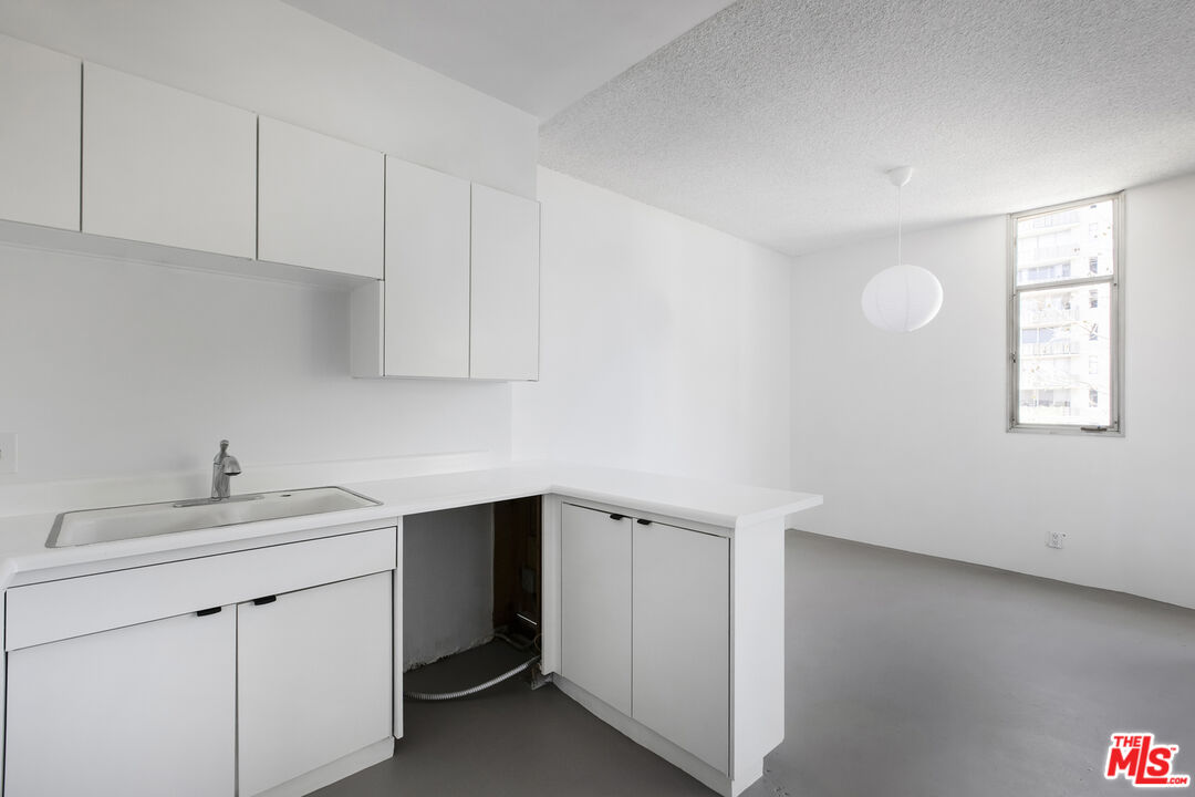 4411 Los Feliz Blvd Unit: 202
