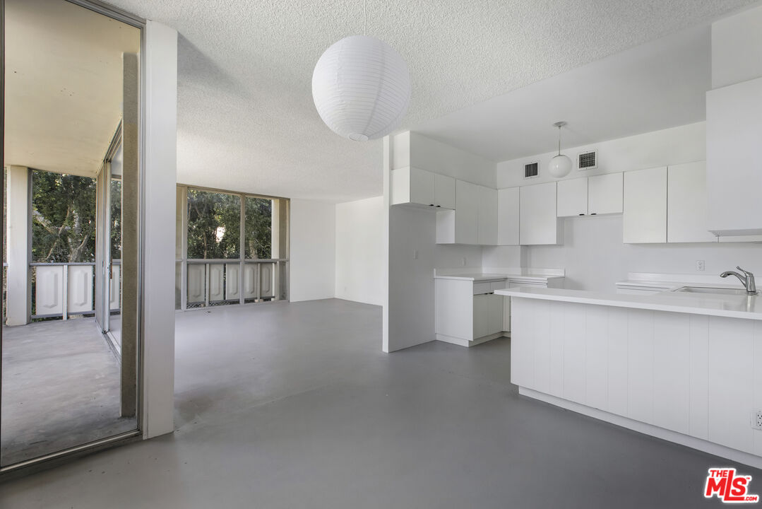 4411 Los Feliz Blvd Unit: 202
