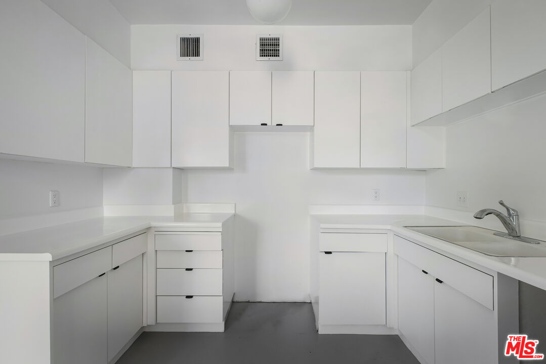 4411 Los Feliz Blvd Unit: 202