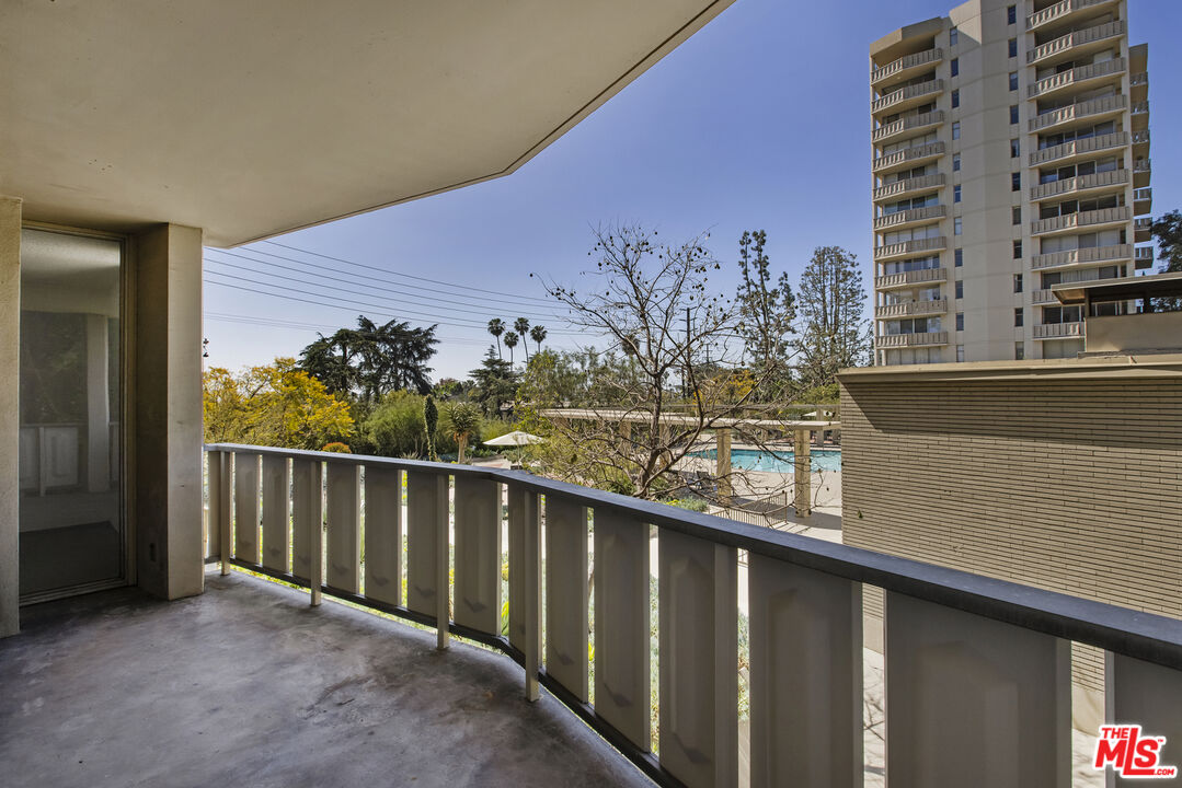 4411 Los Feliz Blvd Unit: 202