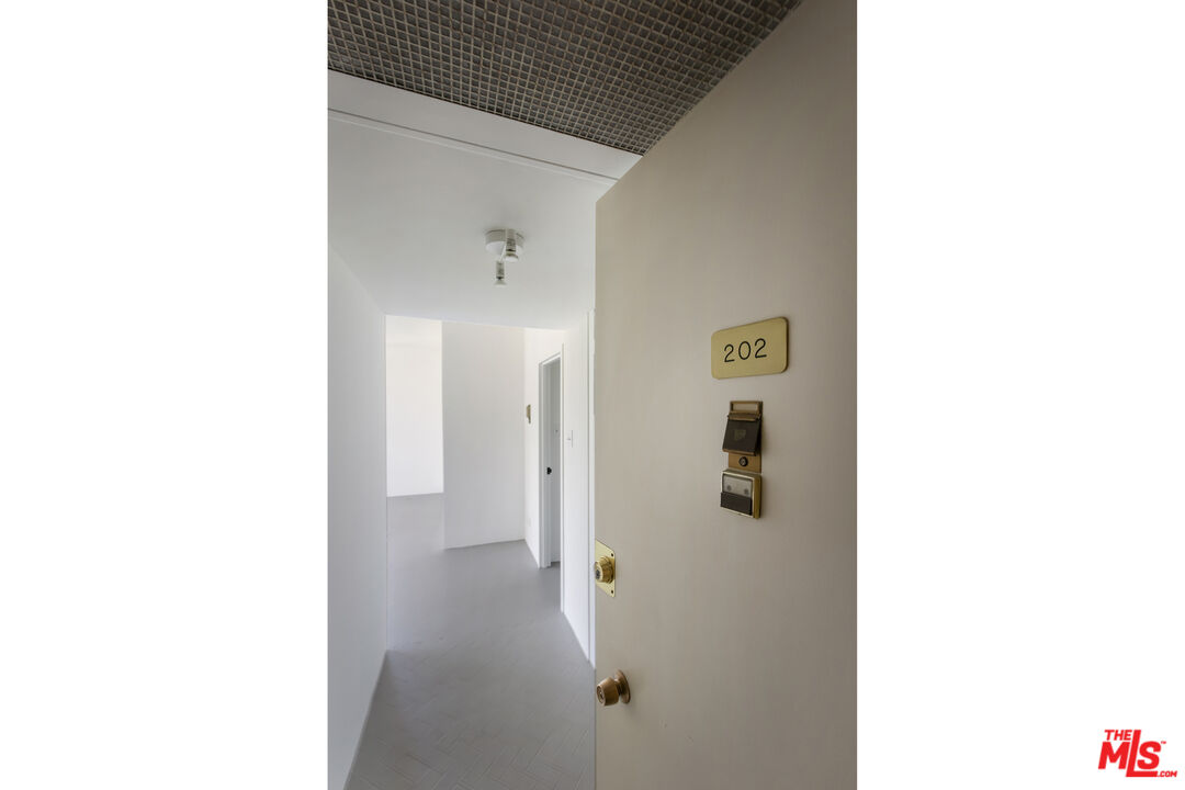 4411 Los Feliz Blvd Unit: 202