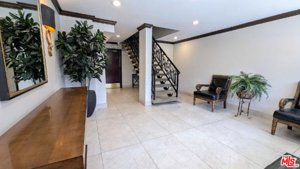 412 N Palm Dr Unit: 302