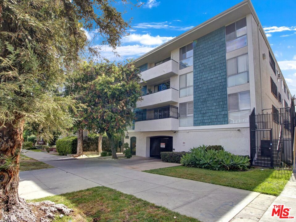 244 S La Fayette Park Pl Unit: 205