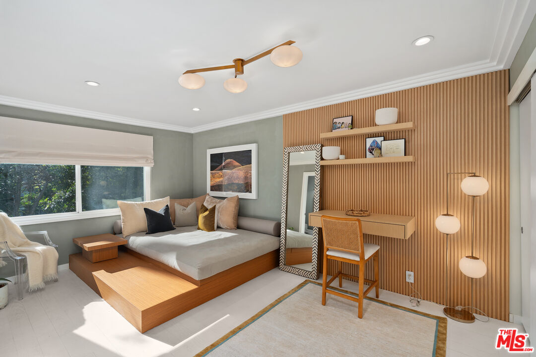 253 S Barrington Ave Unit: D5