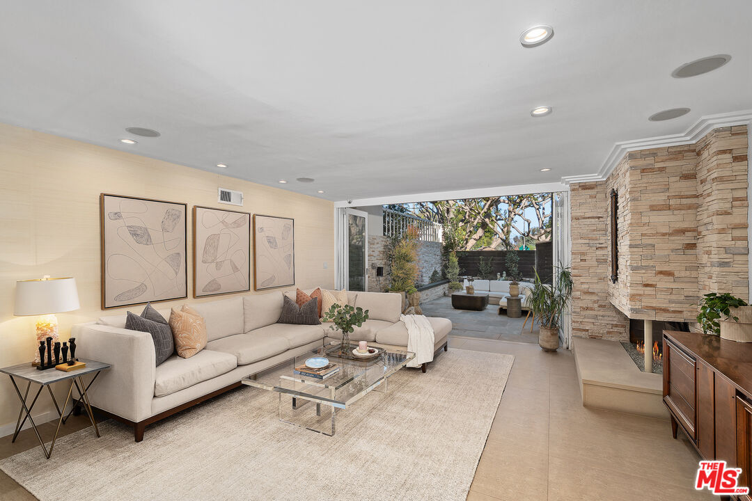 253 S Barrington Ave Unit: D5