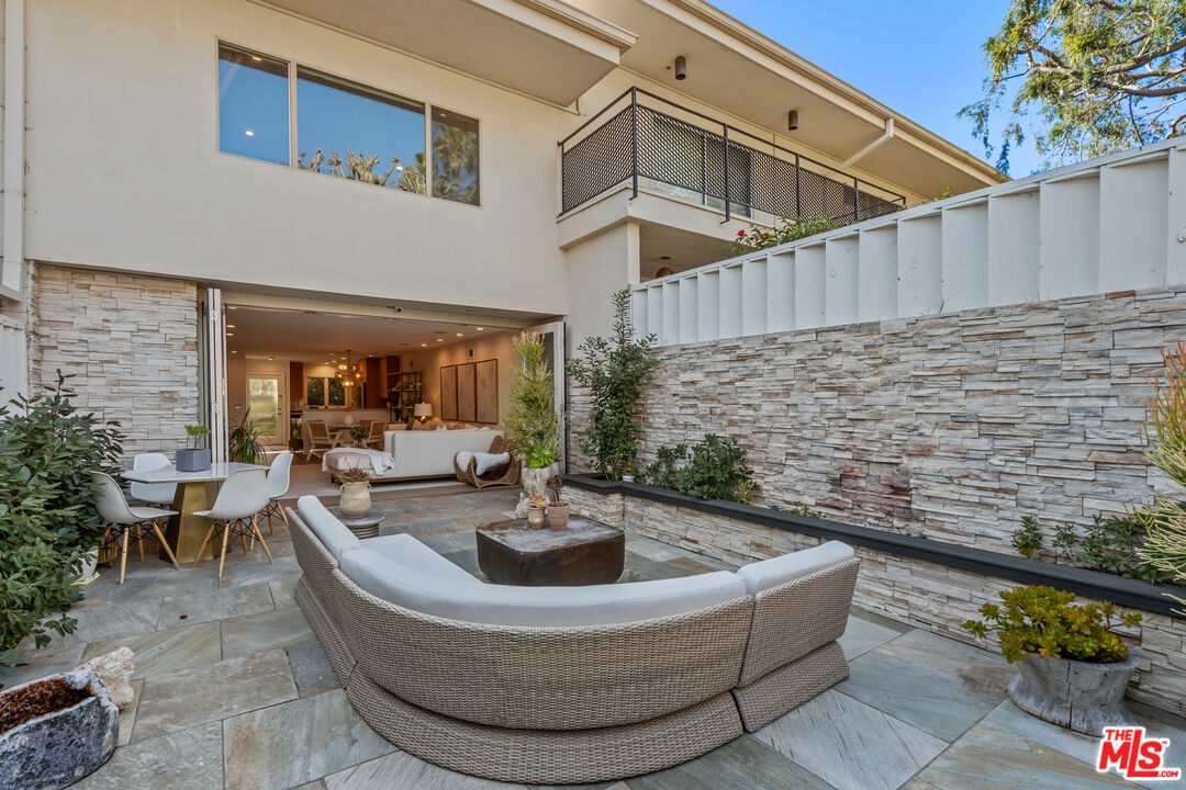 253 S Barrington Ave Unit: D5