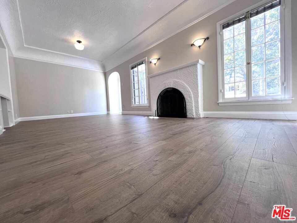 810 N HARPER AVE