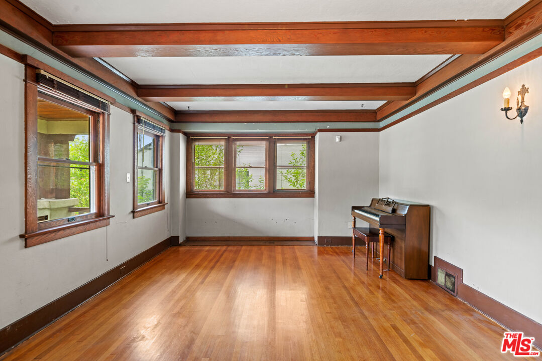 105 El Nido Ave