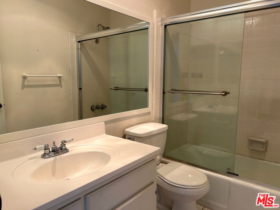 3741 Westwood Blvd Unit: 4