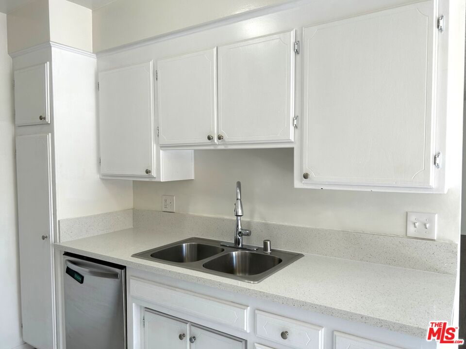 3741 Westwood Blvd Unit: 4