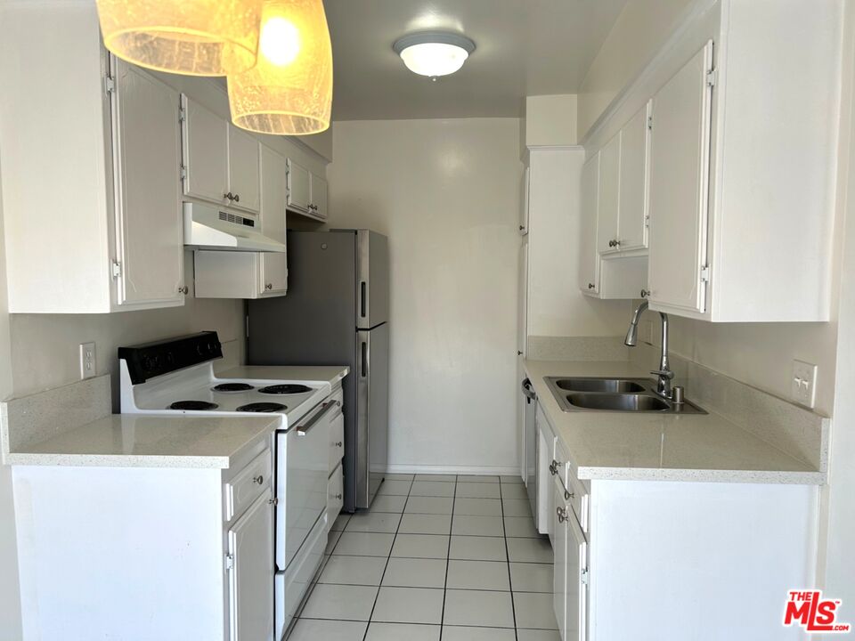 3741 Westwood Blvd Unit: 4