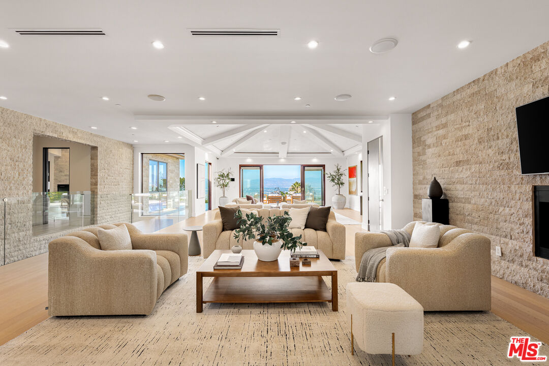 3116 Elvido Dr