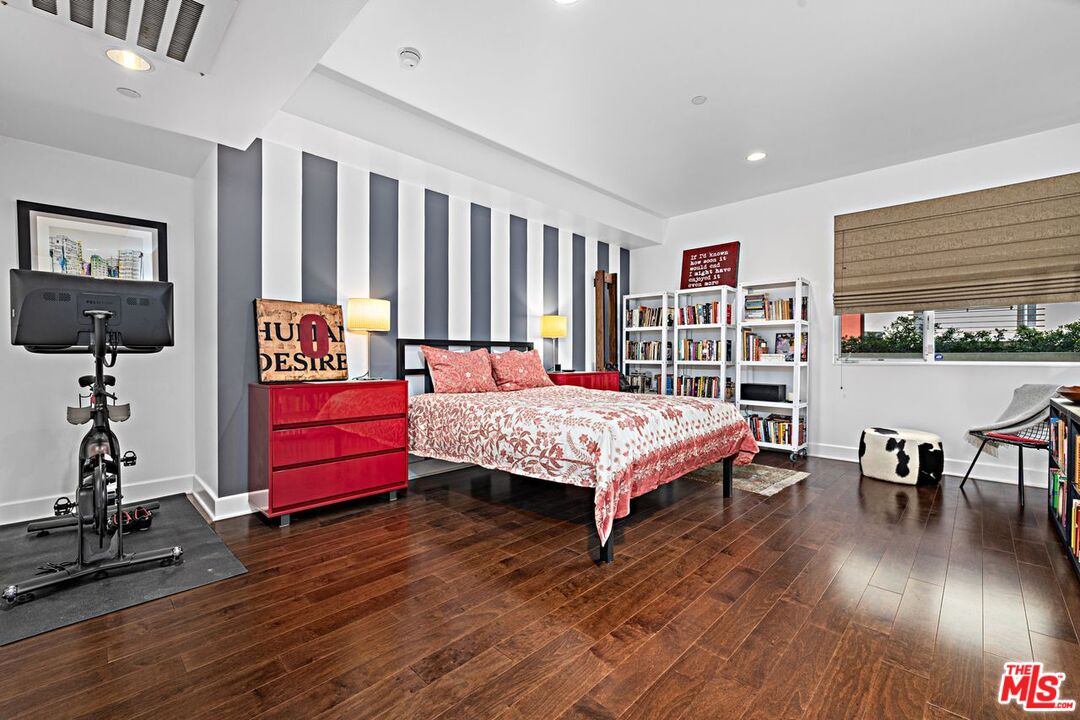 1250 N Harper Ave Unit: 416