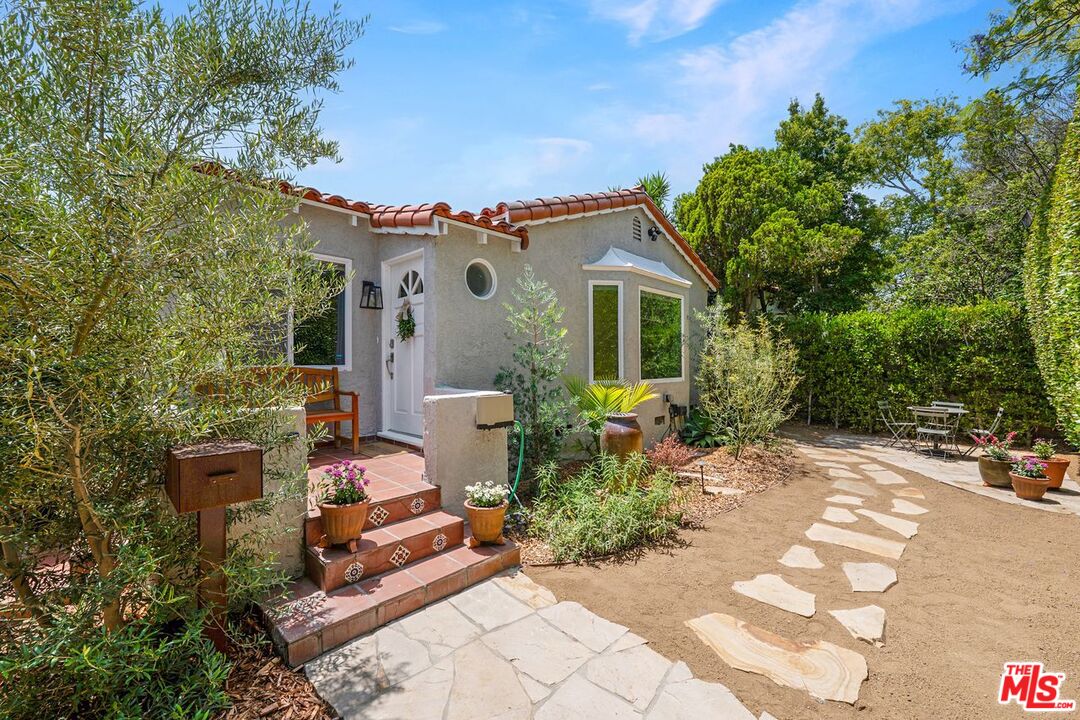 8718 Cadillac Ave