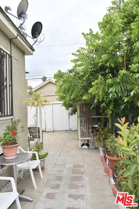 3973 S Van Ness Ave