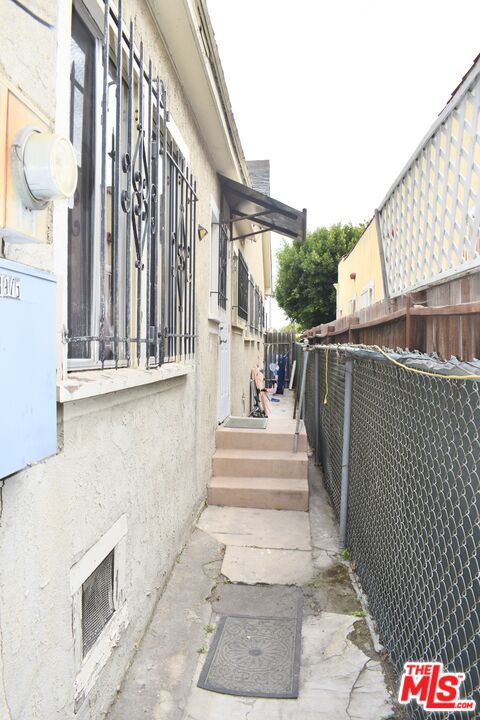 3973 S Van Ness Ave