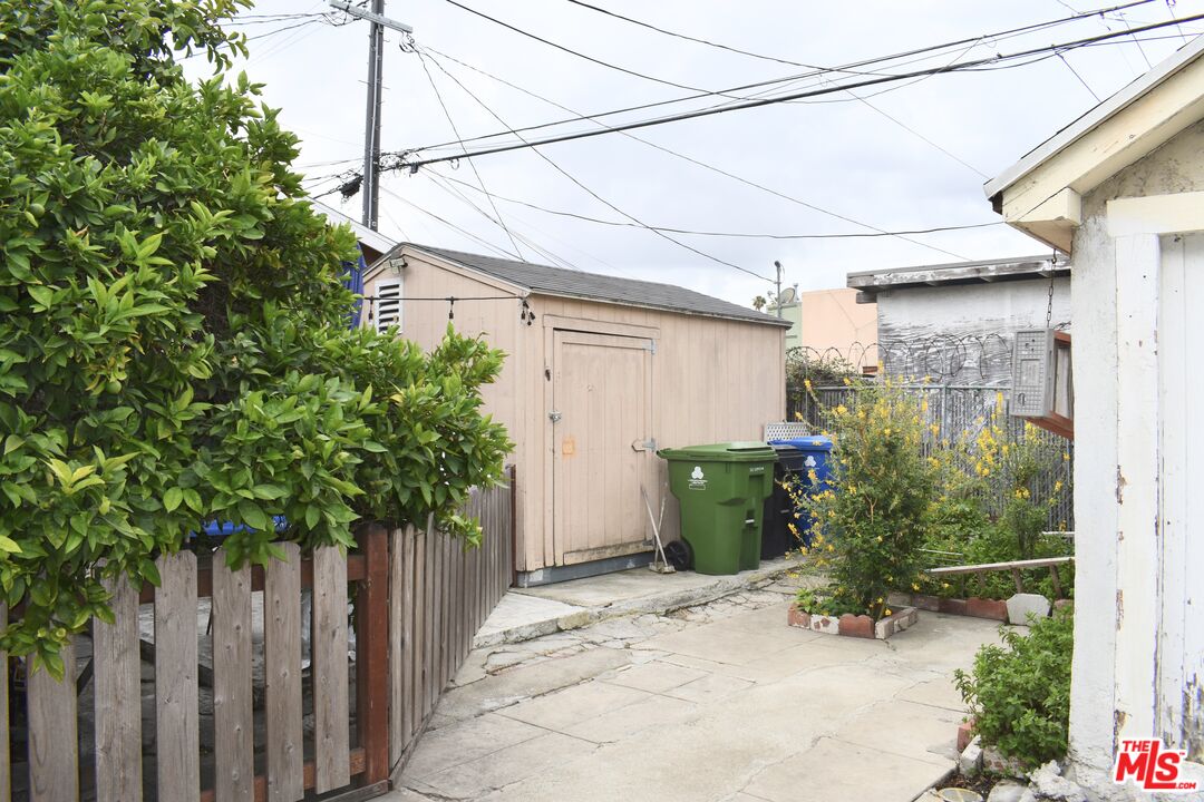 3973 S Van Ness Ave