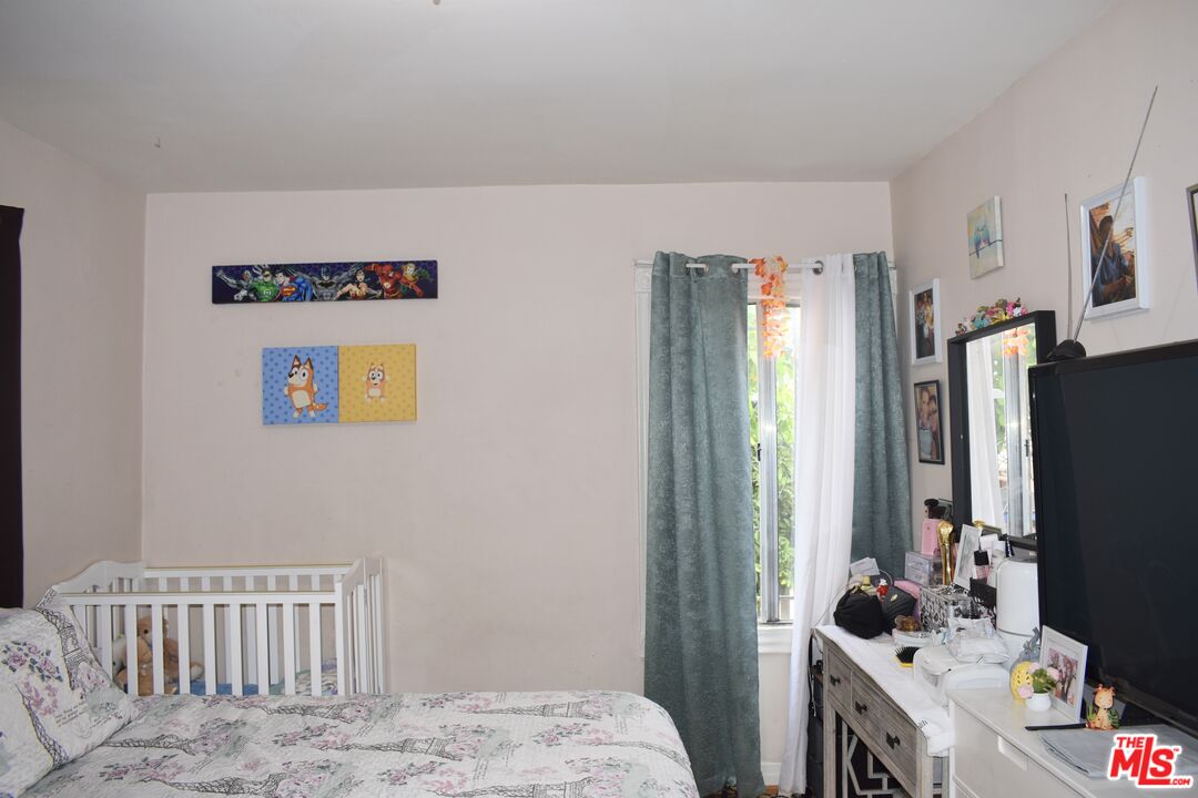 3973 S Van Ness Ave