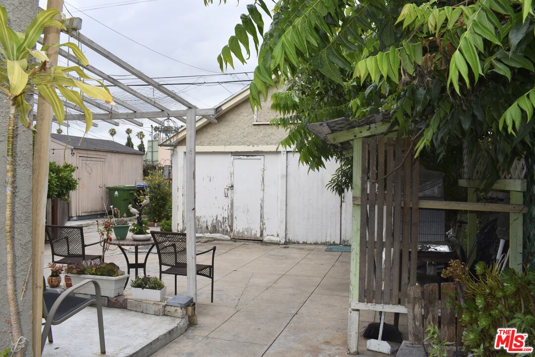 3973 S Van Ness Ave