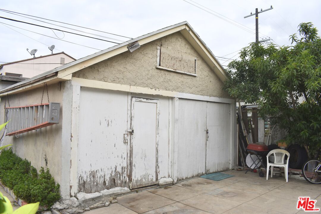3973 S Van Ness Ave