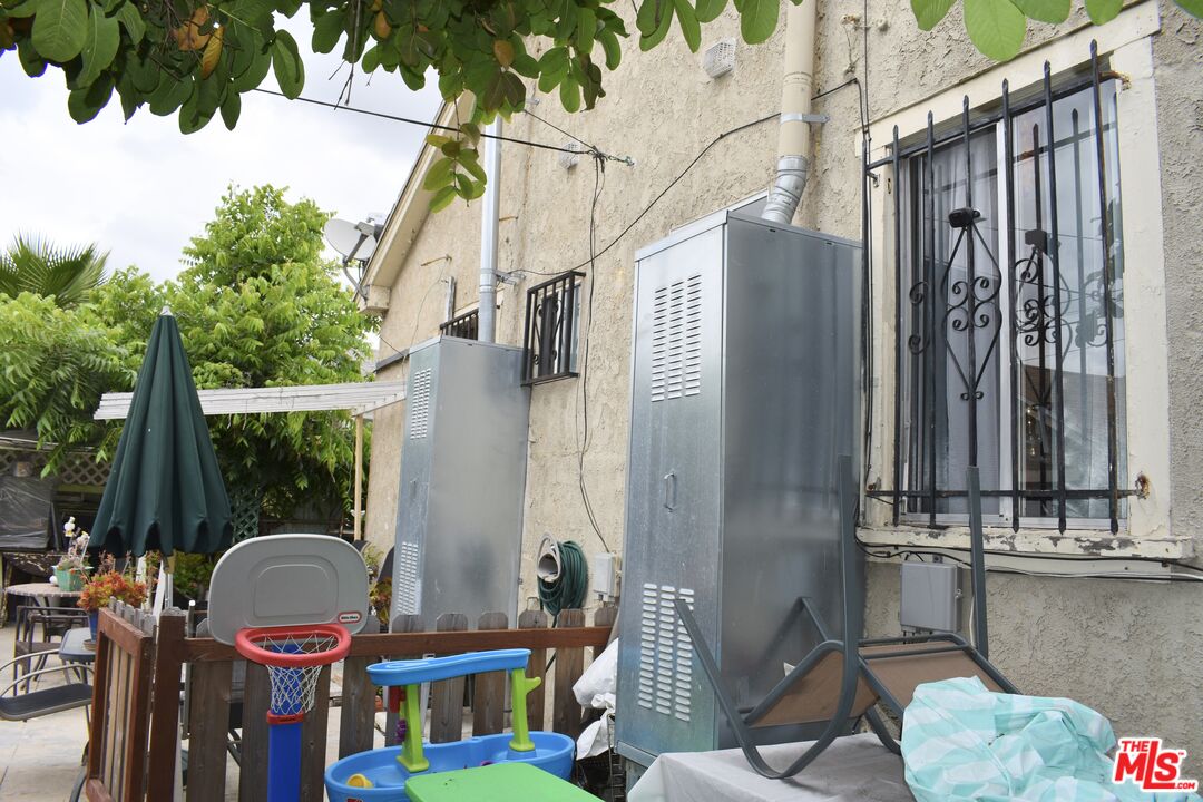 3973 S Van Ness Ave