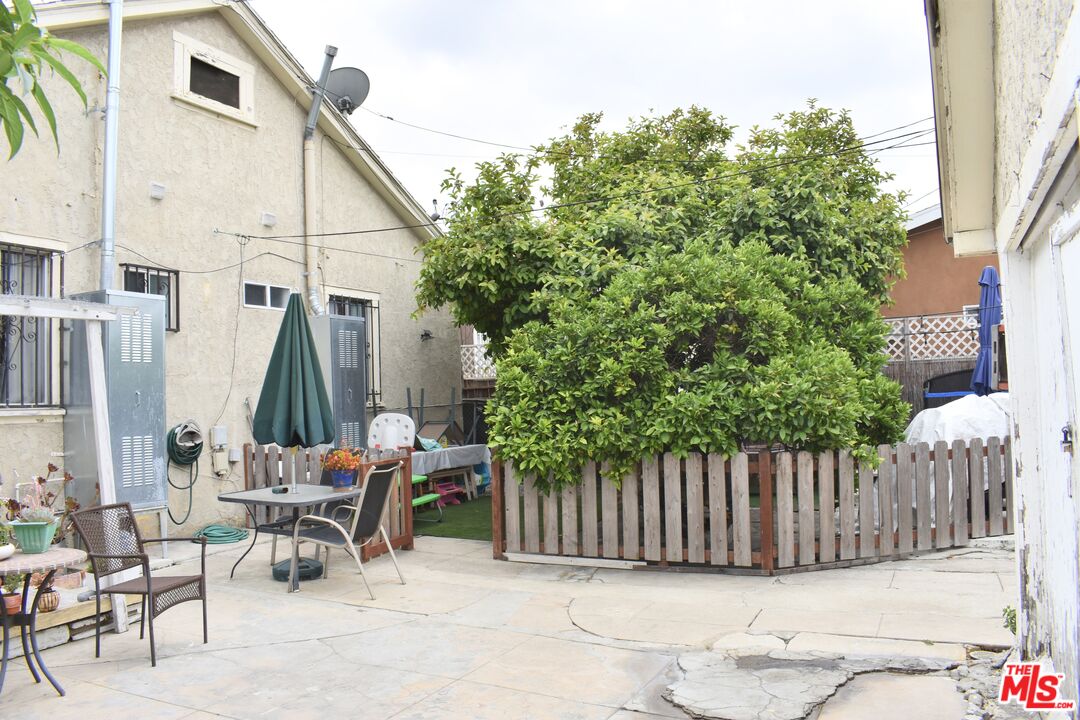 3973 S Van Ness Ave
