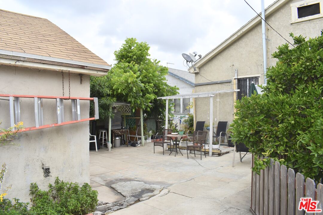 3973 S Van Ness Ave