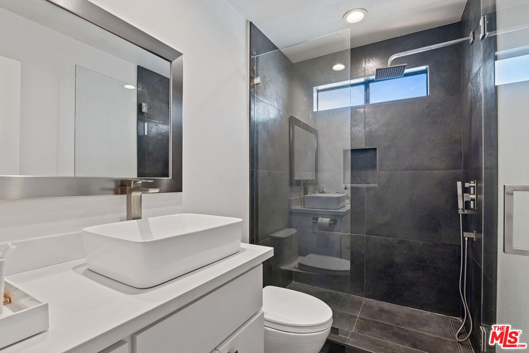 5720 Owensmouth Ave Unit: 142