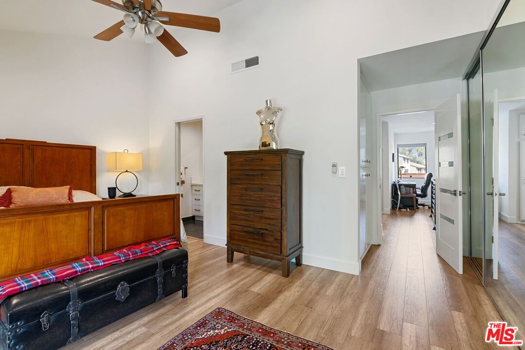 5720 Owensmouth Ave Unit: 142