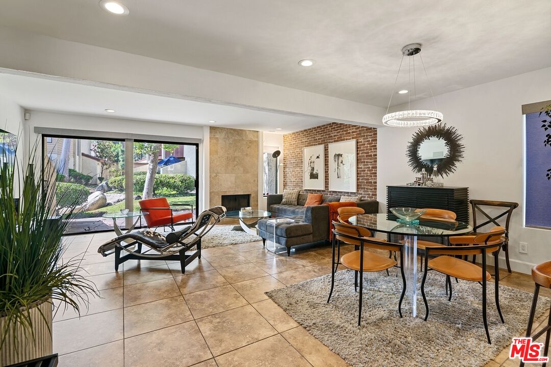 5720 Owensmouth Ave Unit: 142
