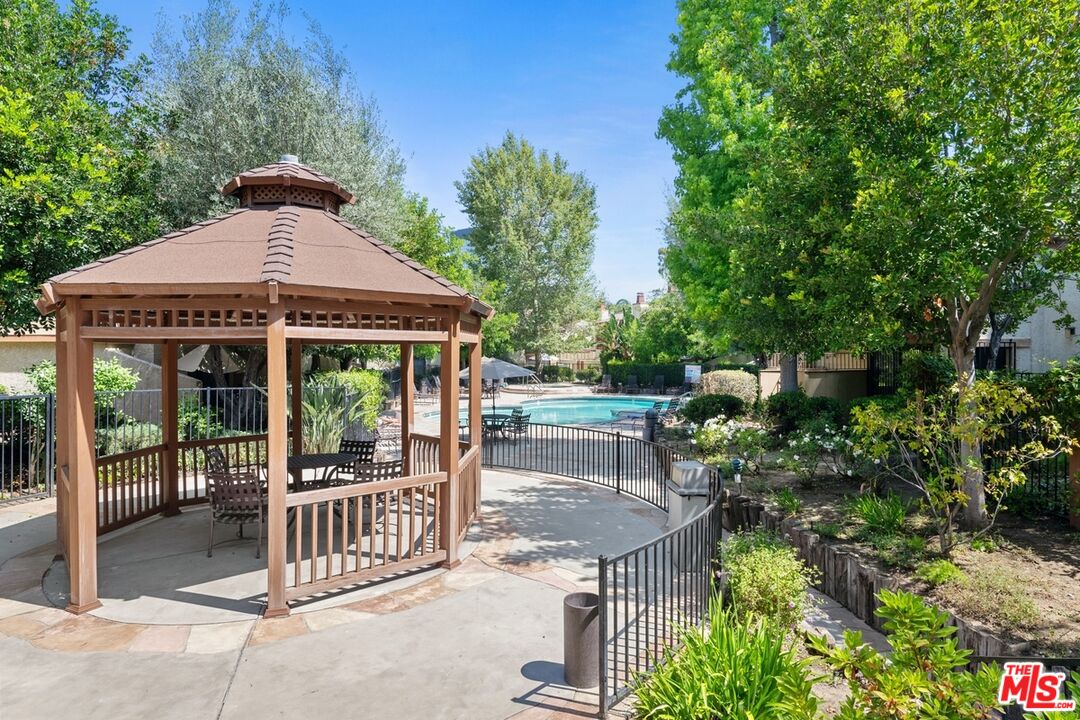 5720 Owensmouth Ave Unit: 142