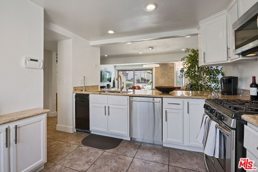 5720 Owensmouth Ave Unit: 142