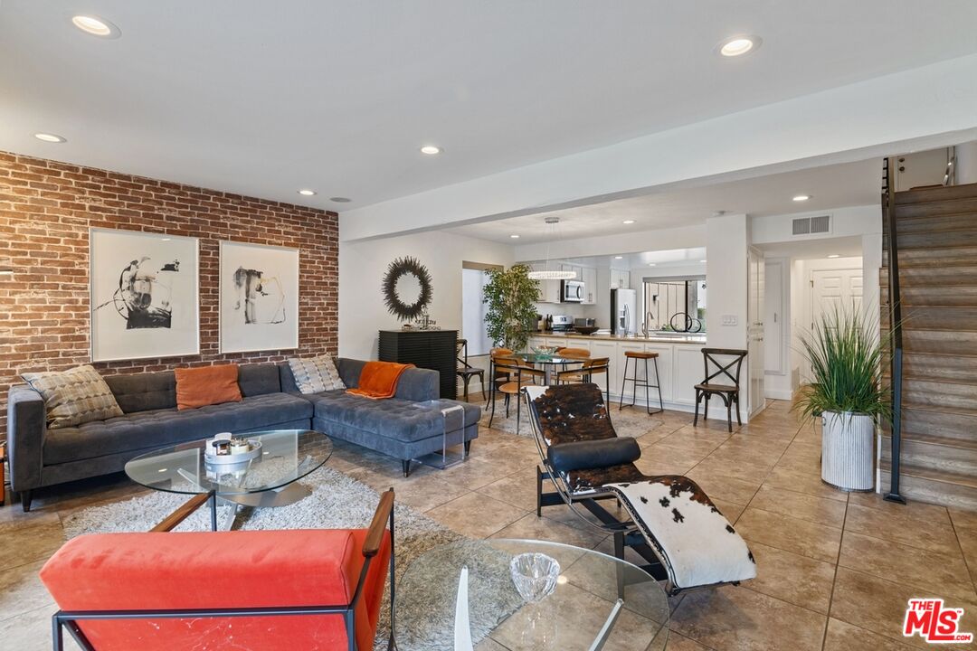 5720 Owensmouth Ave Unit: 142