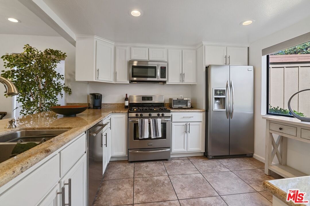 5720 Owensmouth Ave Unit: 142