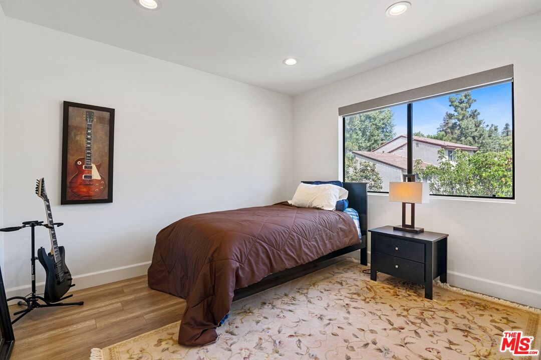 5720 Owensmouth Ave Unit: 142