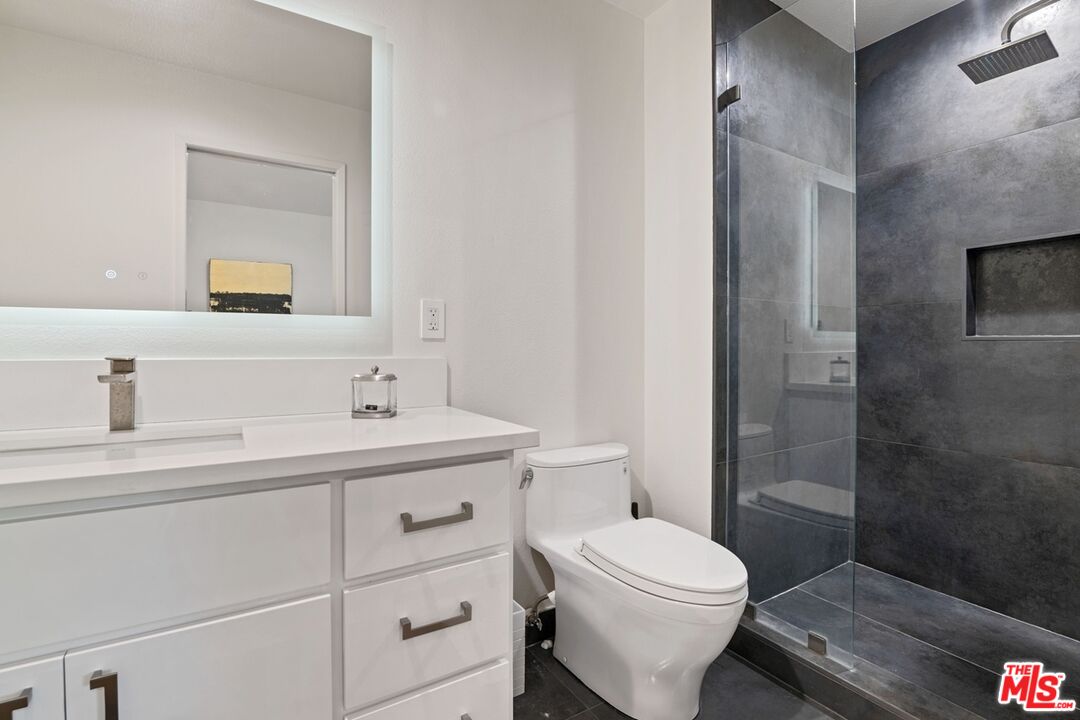 5720 Owensmouth Ave Unit: 142