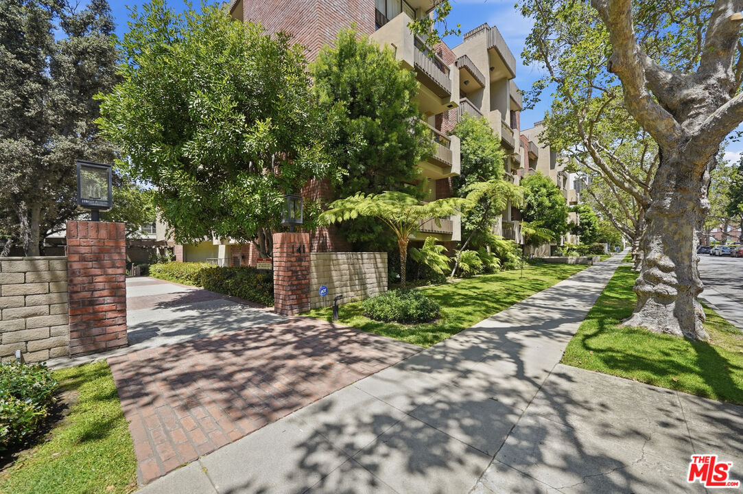 141 S Linden Dr Unit: 206